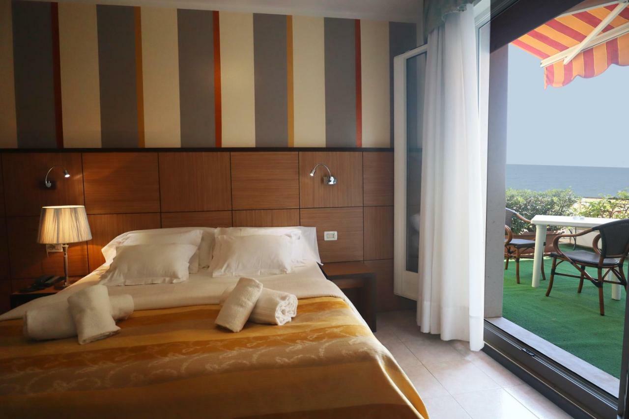 Hotel Righetto Fronte Mare คาวัลลิโน-เตรปอร์ติ ภายนอก รูปภาพ